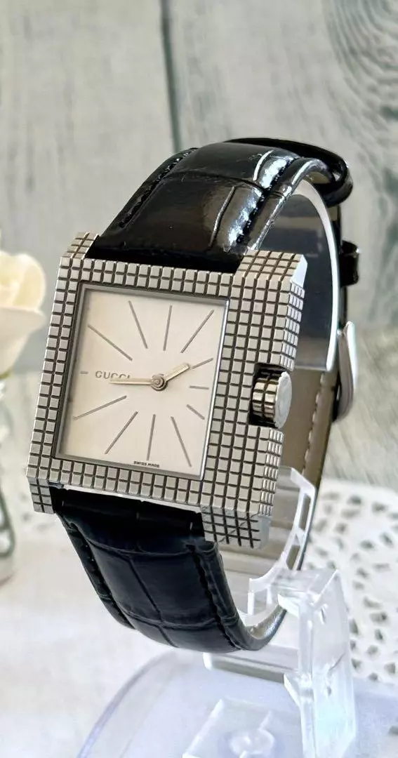 Montre GUCCI 7100M carrée argent
