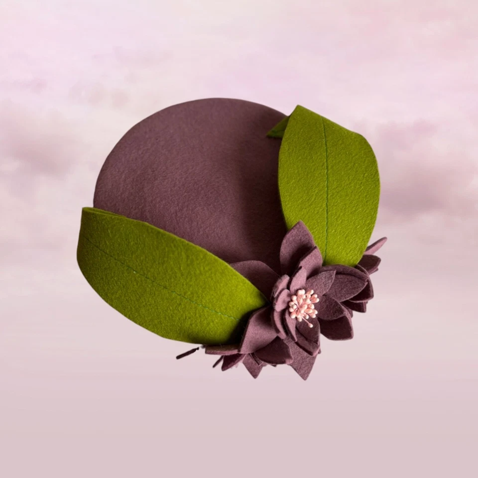 Sombrero Fascinator Raceday - Fieltro Morado Floral con Detalle de Hoja Verde, Cabeza Elegante Foto 2 de 4