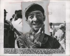 1955 Press Photo jockey Eddie Arcaro muddy after race with 
