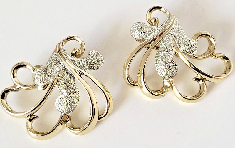 Vintage Sarah Coventry "Frosted Feathers" Clip-on Earrings 1960s.
