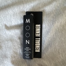 Kendall Jenner Moon Teeth Whitening Pen Vanilla Mint, 0.09 oz 2.65 Ml