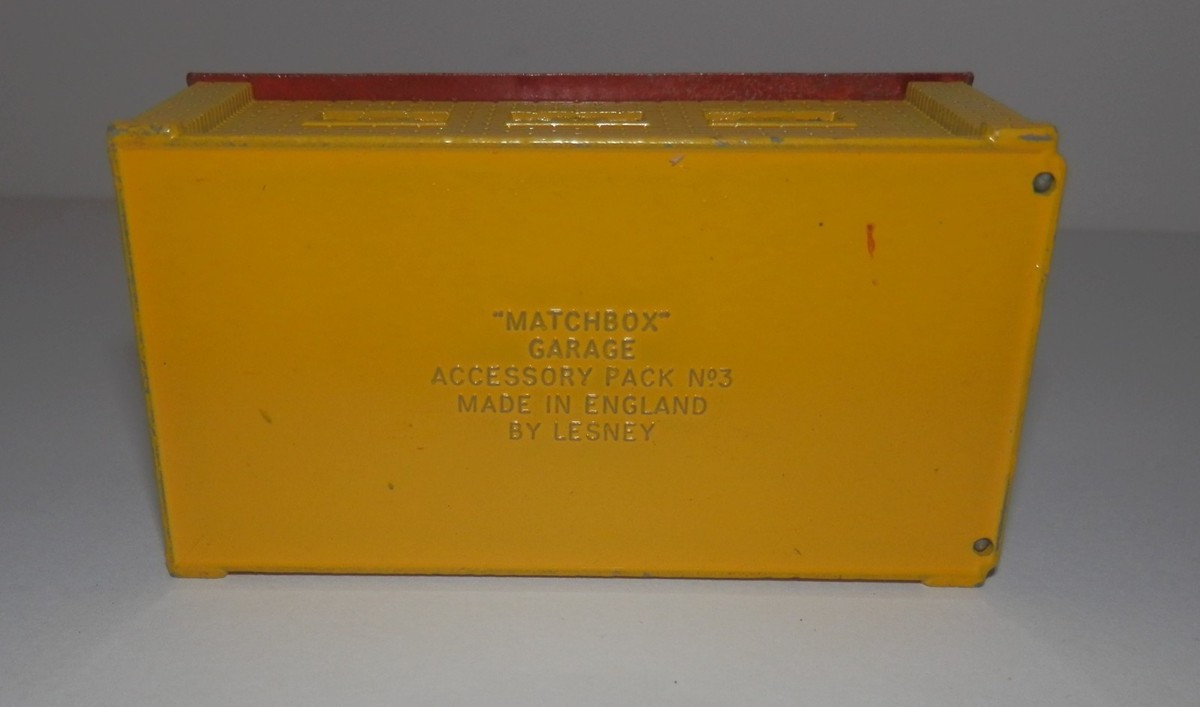 A quantity of Lesney Matchbox series major models including No 3 accessory pack garage