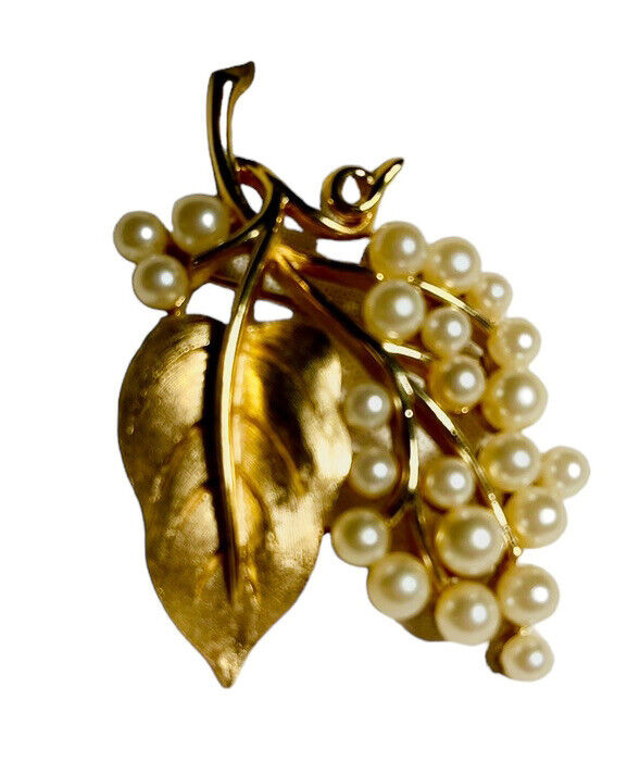 Crown Trifari Faux Pearl Gold Tone Brooch Rare Br… - image 4
