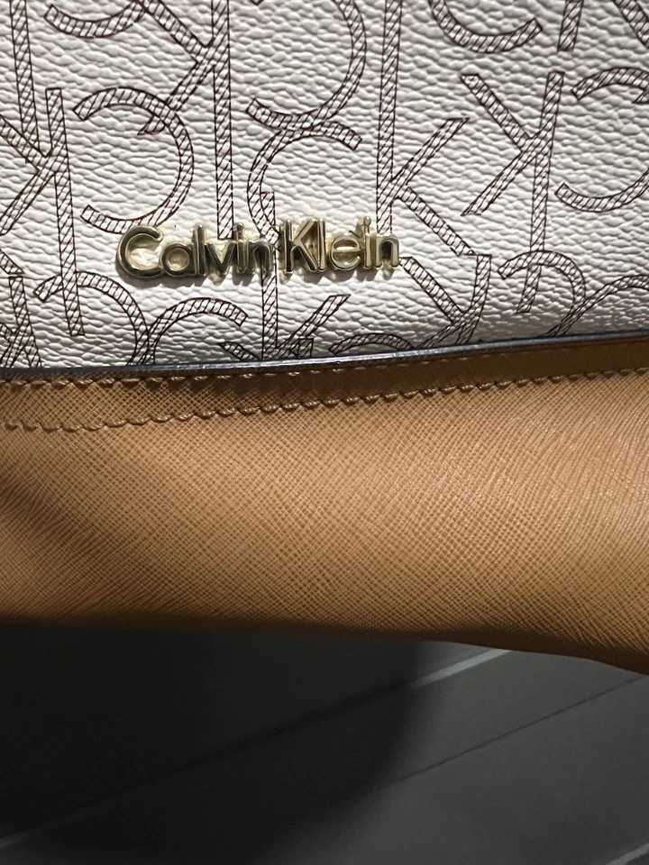 BOLSO DE MANO Calvin Klein blanco/beige con estampado de logotipo con mango de borla acento Foto 2 de 4