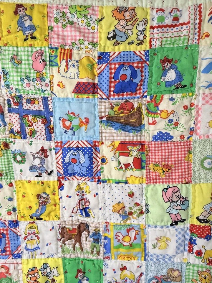 Edredón bebé vintage hecho a mano años 70 80 fresa pastel dibujos animados retazos Foto 3 de 4