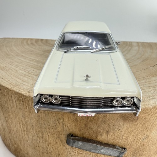 1965 Lincoln Continental 1:43 Scale Diecast Model Car by GreenLight Collectibles - Picture 6 of 10