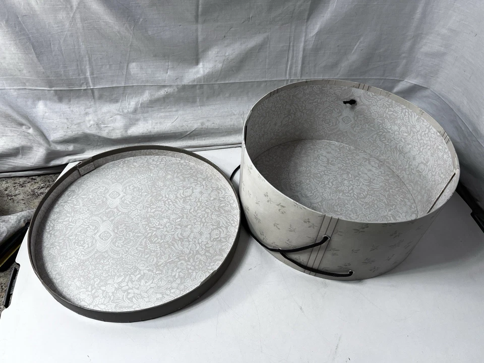 Victorian Trading Co. Caja redonda de almacenamiento de sombreros 13 1/2 X 6 con tapa y correa de transporte 3 Foto 4 de 4