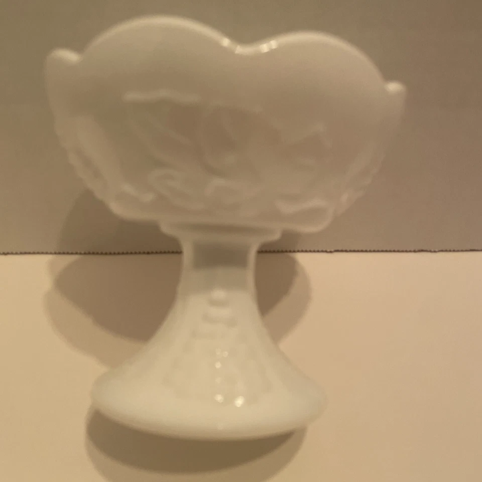 Candelabro individual vintage con patrón de uva de cosecha de vidrio de leche de colonia Indiana Foto 2 de 4