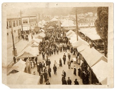 Antique photo FAIR/CARNIVAL event MAMIE STRANGE GIRL SIDESHOW SIGN streets 1910s