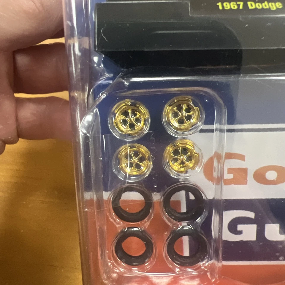 Kit de modelo de máquinas M2 R80 GULF 1967 Dodge A100 painel van CHASE dourado em escala 1/64th - Imagem 4 de 4