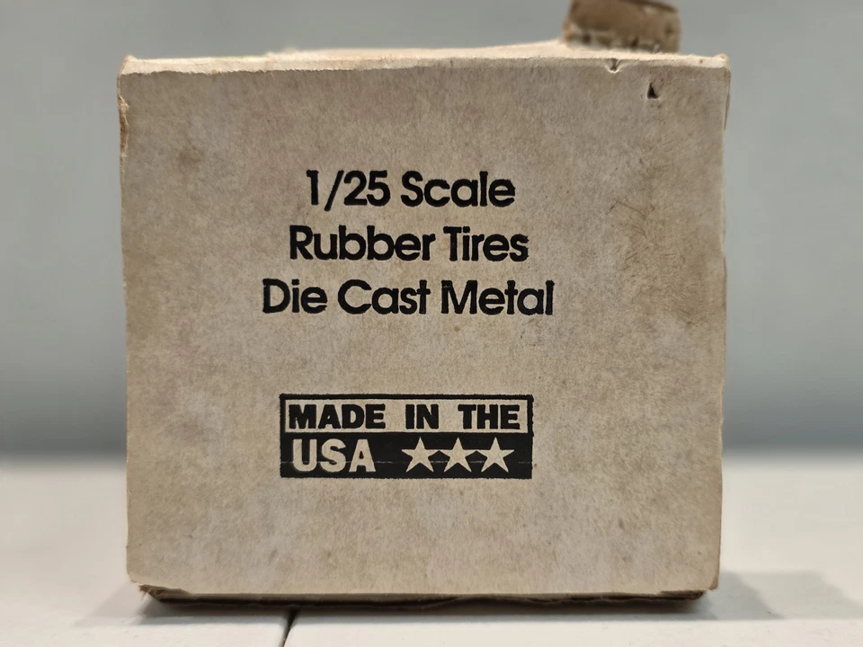 Oliver 1855 1/25 Scale Rubber Tire Die Cast Farm Tractor Ertl Scale Models - Image 4 of 4