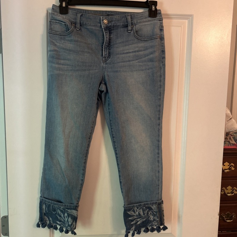Chico 0/4 So Slimming Girlfriend Light Wash Artsy Fringe Capri 