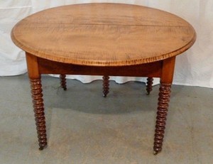 TIGER-MAPLE-ROUND-TABLE-WITH-TURNED-LEGS
