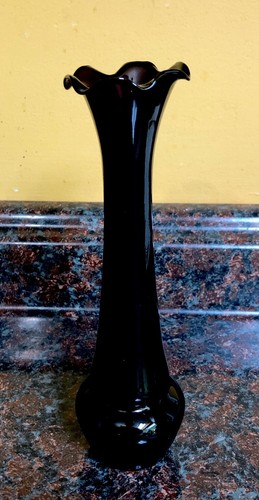 Jarrón Bud púrpura oscuro negro amatista 8” vidrio de arena MCM soplado a mano borde acanalado A - Imagen 3 de 6