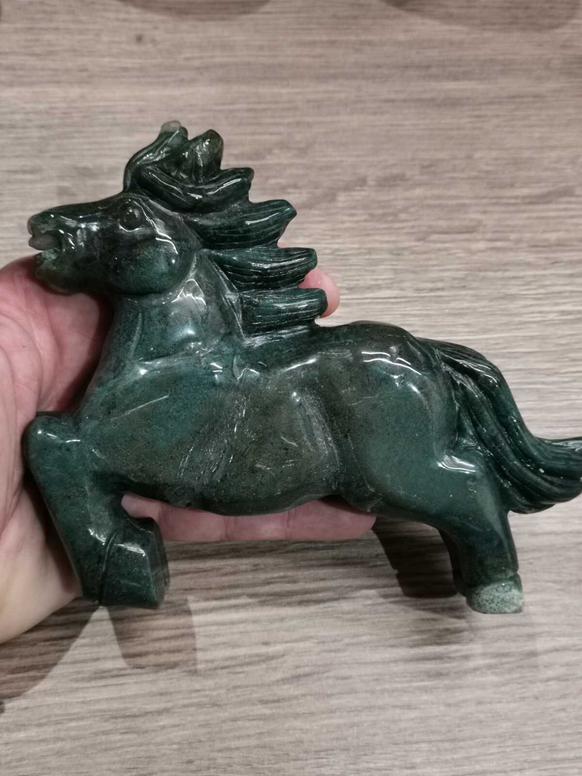 Cheval de carrousel décoratif en agate mousse, statue minérale pour harmoniser votre salon feng shui