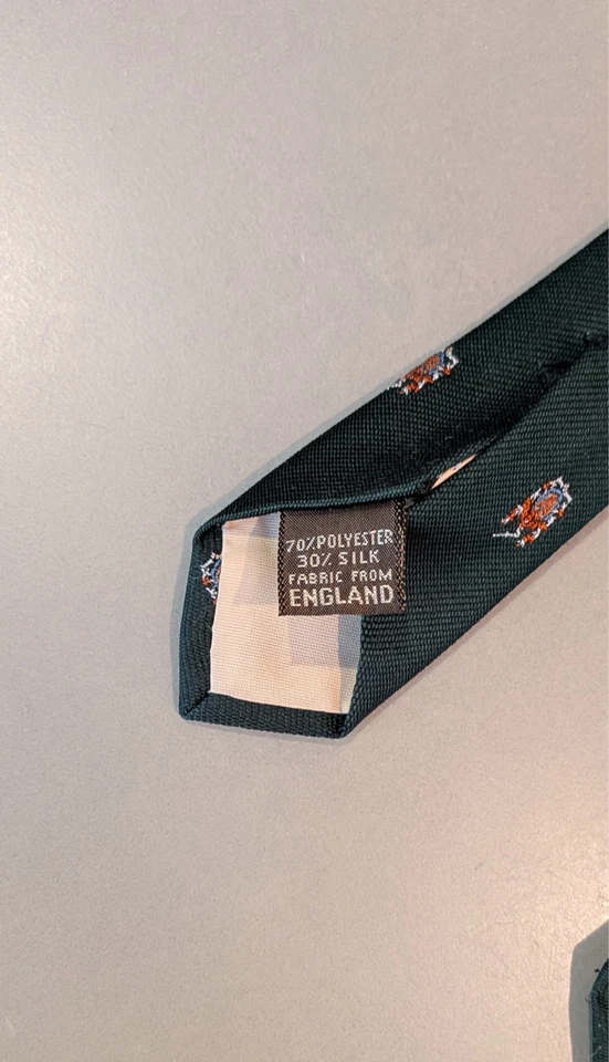 Gravata vintage Beau Brummell mistura estreita de seda verde escuro com brasões 3,0 x 56" - Imagem 4 de 4