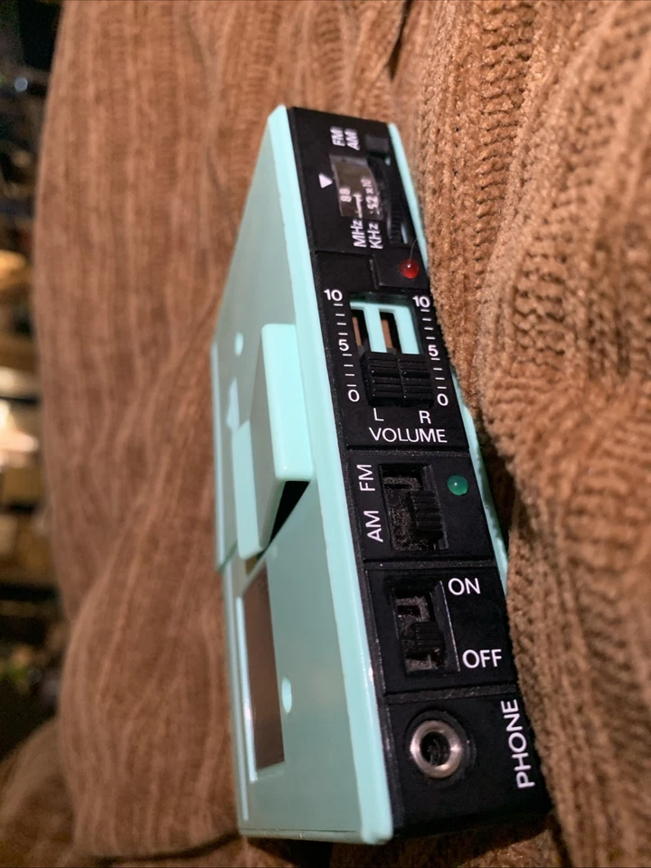 Vintage GPX Walkman Radio Stereo with Headphones not tested Aqua - Image 4 of 4