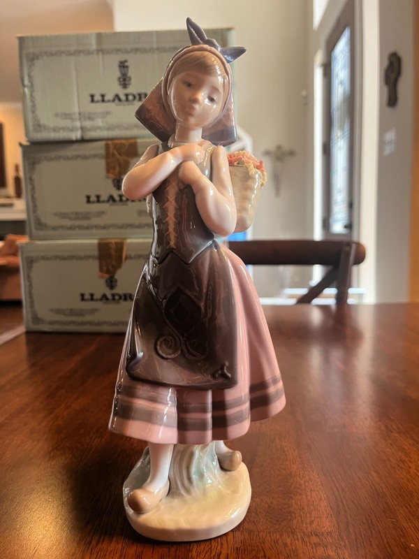 Lladro Nature's Bounty #1417 Girl w/ Flower Basket 1983 10”