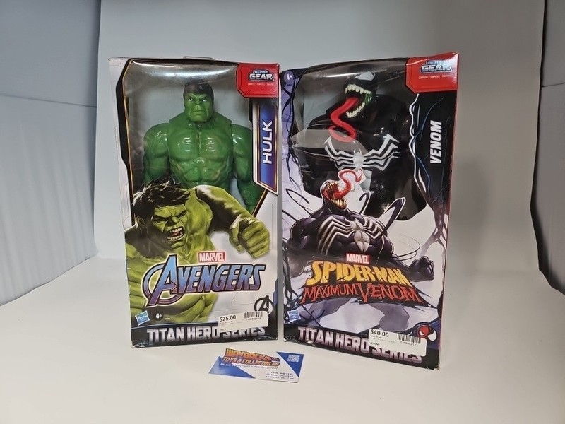 Marvel Super Heroes Incredible Hulk And Venom Figures.