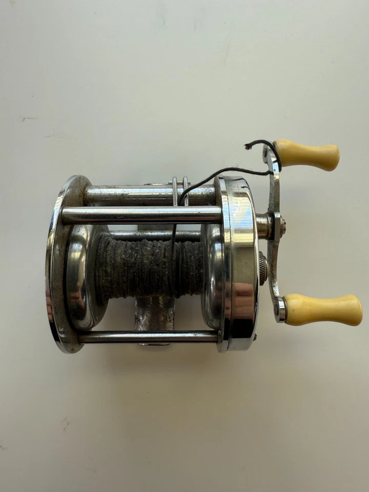 Carrete de pesca vintage Wards Skipper Baitcasting - aparejos de metal antiguos Foto 2 de 4