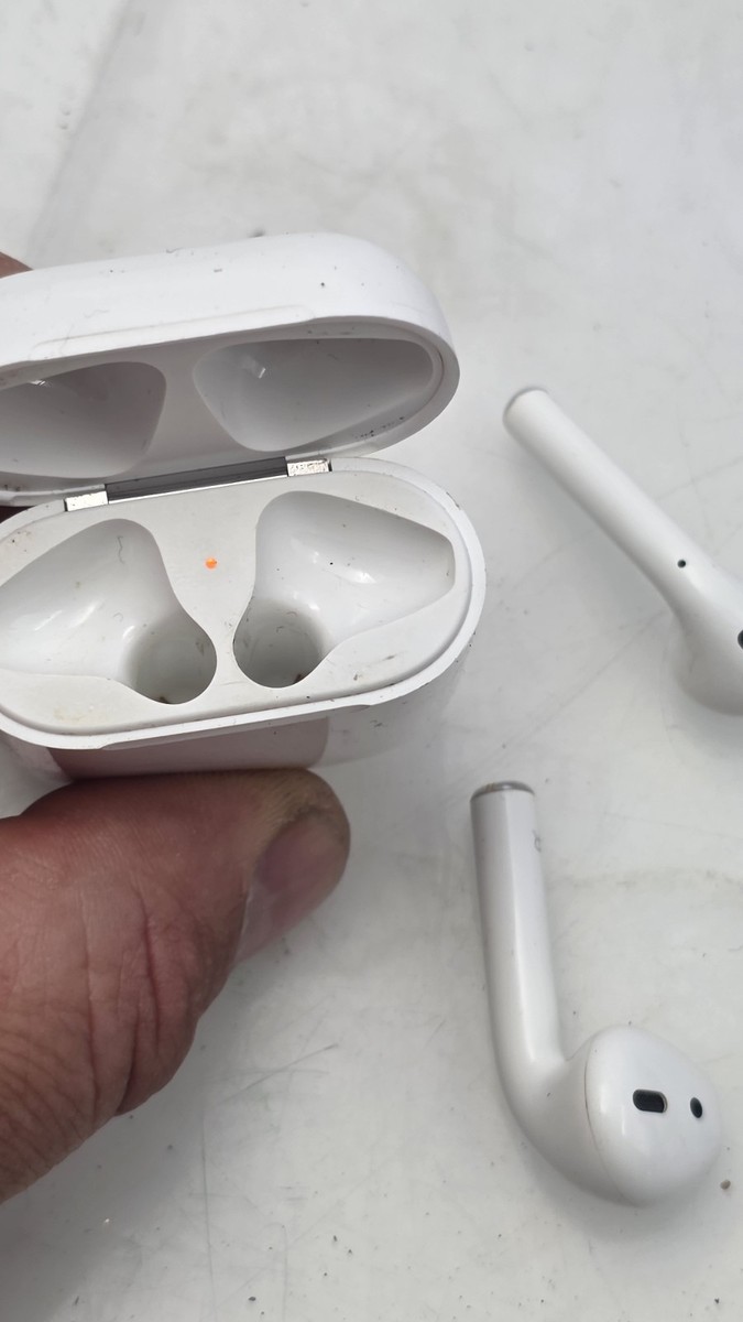 Apple AirPods 2nd Generation A1602 EMC 2862 Earbuds & Charging