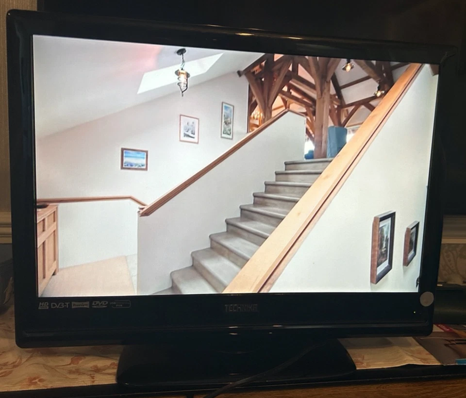 Technika 22" DVD / TV LCD Combo Freeview Built In With Remote Control - Image 2 of 4