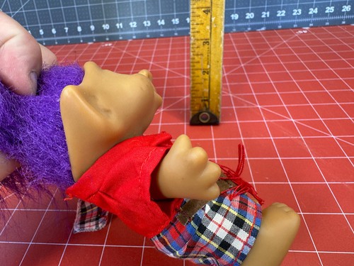 MUÑECA TROLL de pelo púrpura novedad as de colección de los años 90 con faja a cuadros - Imagen 8 de 8