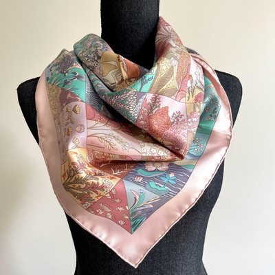 Quadrat / Schal 90 Hermès All en Quilt aus Seide rosa Hintergrund