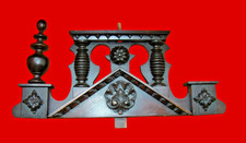 Aufsatz aus Holz mit Drechsel- und Schnitzdekor, Ende 19. Jh.