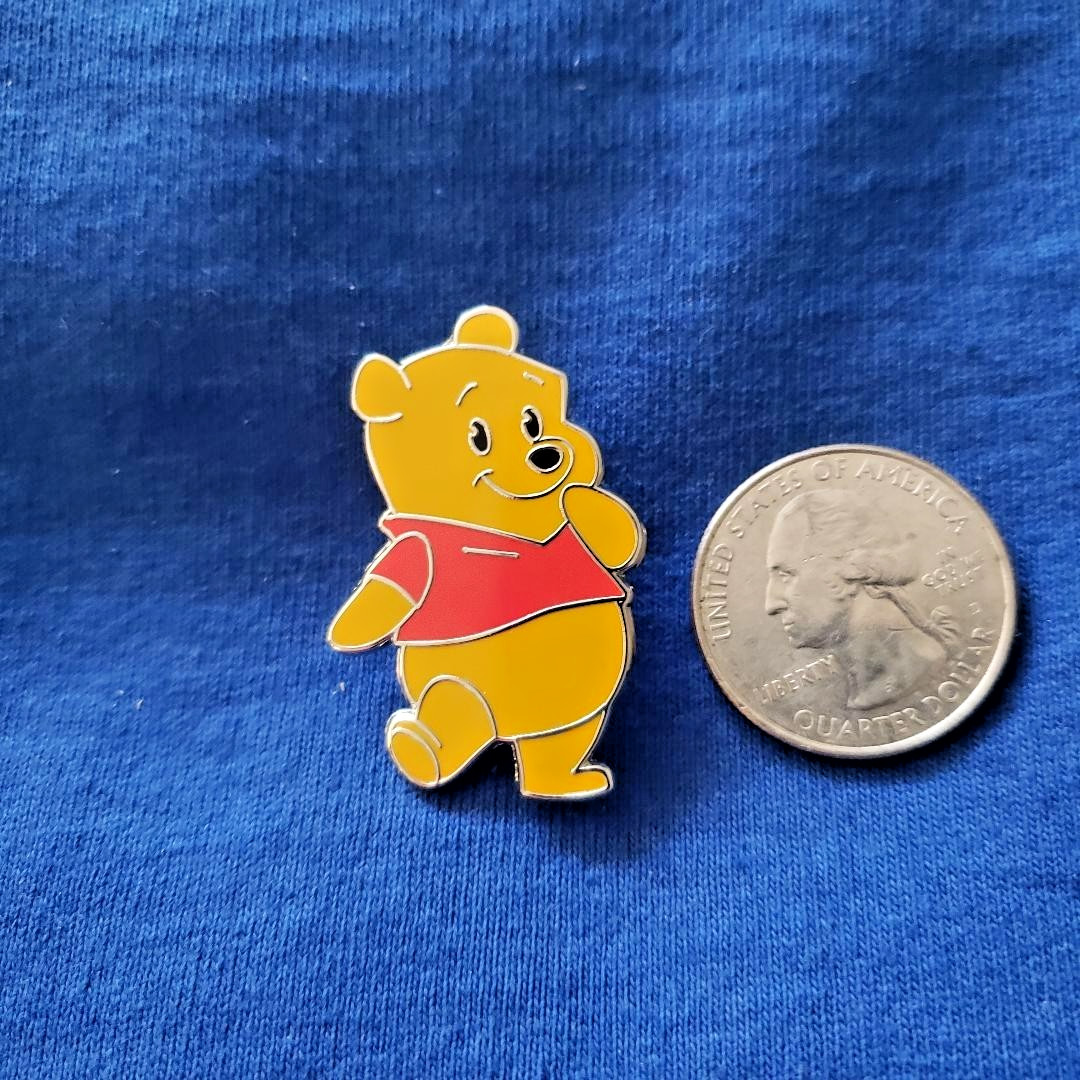 DISNEY PIN CUTE WINNIE THE POOH