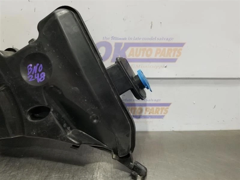 19 2019 BMW 530I WINDSHIELD WASH RESERVOIR - Image 4 of 4