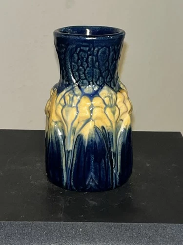 Mint Brush McCoy Blue And Yellow Glossy Amaryllis 4.5” Tall Vase. Gorgeous!