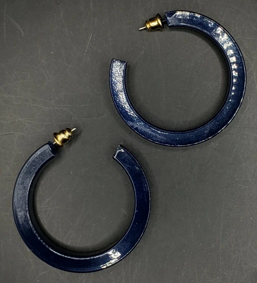 Темно-синий кремовый двойной цвет обруч Lucite Pin вверх серьги-кольца 1,5 дюйма - Изображение 2 из 3