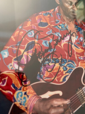 CHUCK BERRY　直筆サイン入り写真 CHUCK BERRY HAND SIGNED 8x10 PHOTO AMAZING POSE WITH GUITAR PSA