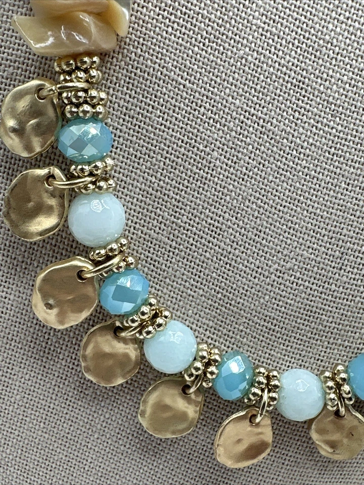 Hermoso conjunto de collar y pendientes semipreciosos, concha, cristal tono dorado Foto 3 de 4