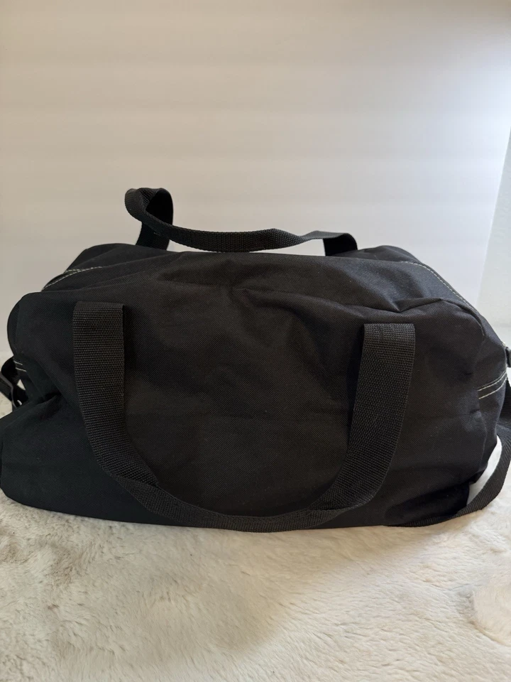 Bolsa de transporte True Religion ferradura leve com zíper preta náilon - Imagem 4 de 4