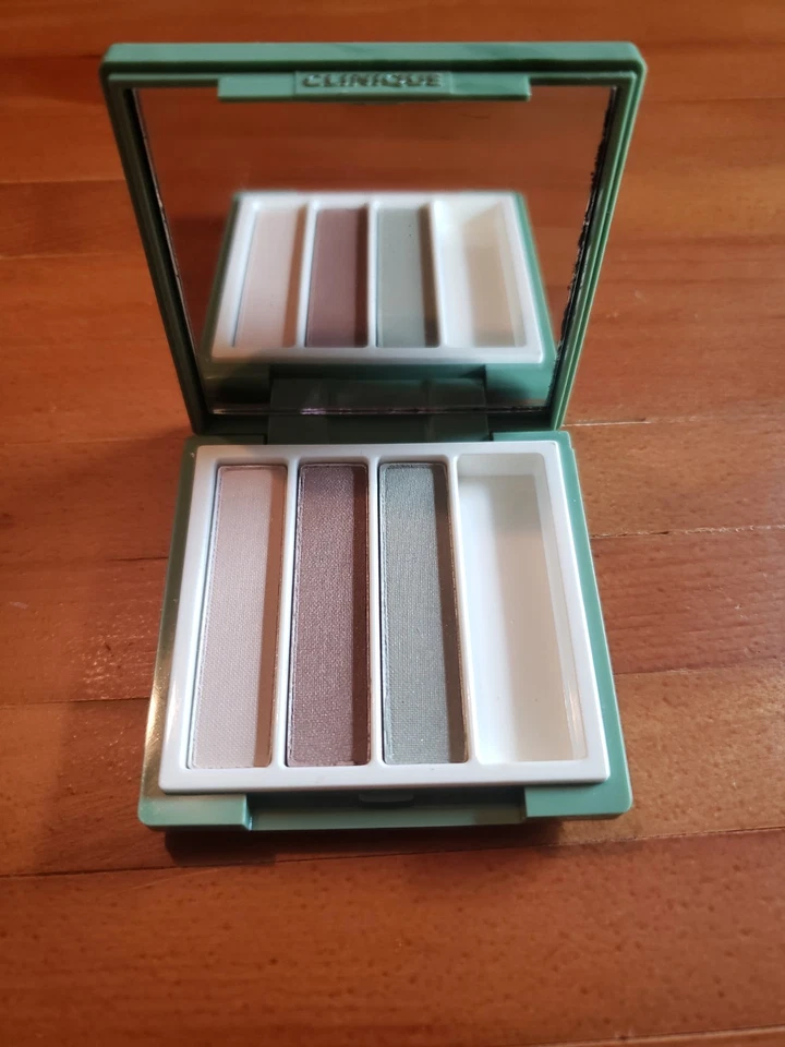 CLINIQUE Sombra de Olhos Trio MARFIM BISQUE BRONZE CETIM CAPIM-LIMÃO Novo Favorito - Imagem 4 de 4