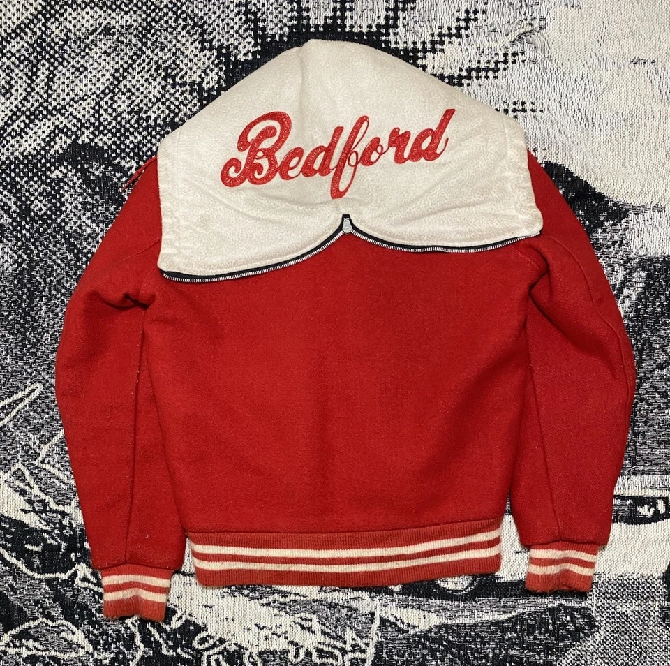 Chaqueta Universitaria Vintage Años 70 Roja Delong BEDFORD Lana Roja y Blanca Talla 34 Pequeña Foto 2 de 4