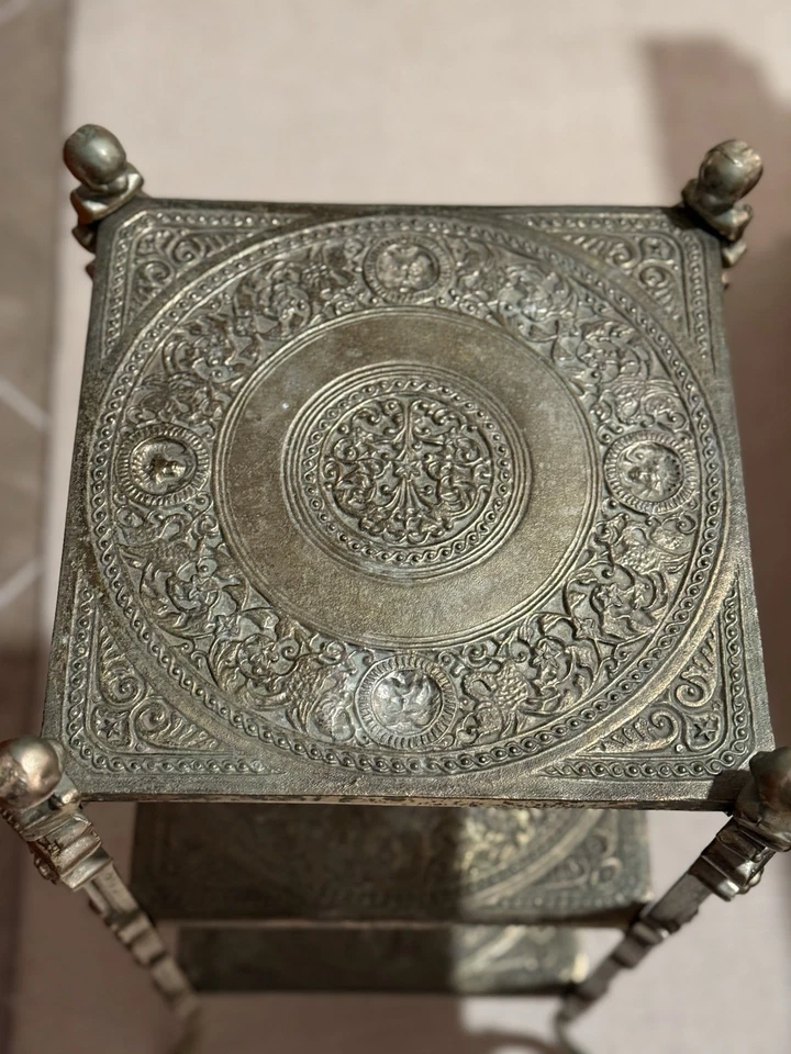 Antiguo soporte para plantas de latón ornamentado de 3 niveles Étajère con acabados figurativos de dama de colección Foto 2 de 4