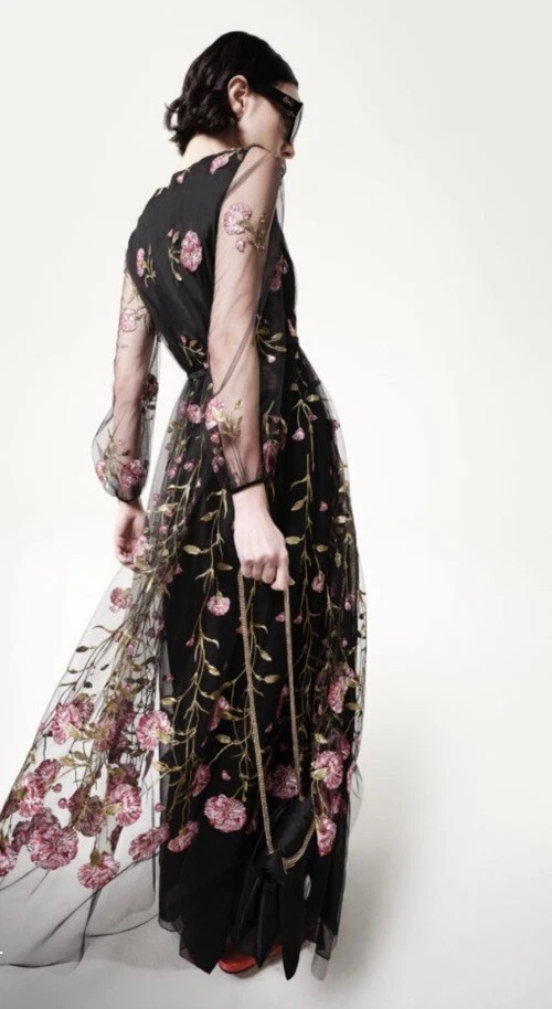 Vestido Giambattista Valli Pre-Otoño 23’ Negro Rosa Bordado Manga Larga $7000 Foto 2 de 4