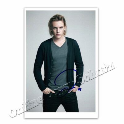 Jamie Campbell Bower  ++  Autogrammfoto  (°2)