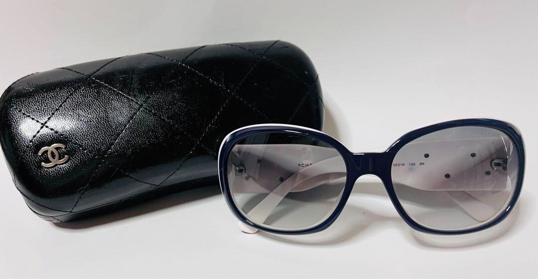 CHANEL 5113 Navy White Camellia Bicolor Sunglasses with Coco Mark
