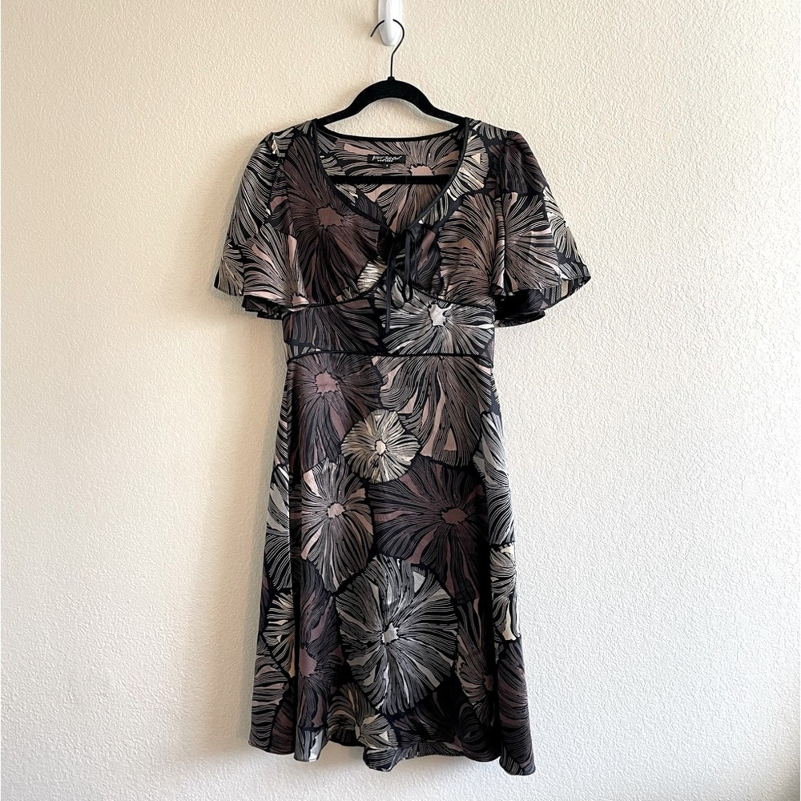 Vintage 90’s Betsey Johnson Silk Floral Neutral Flutter Sleeve Fall Dress Size 4