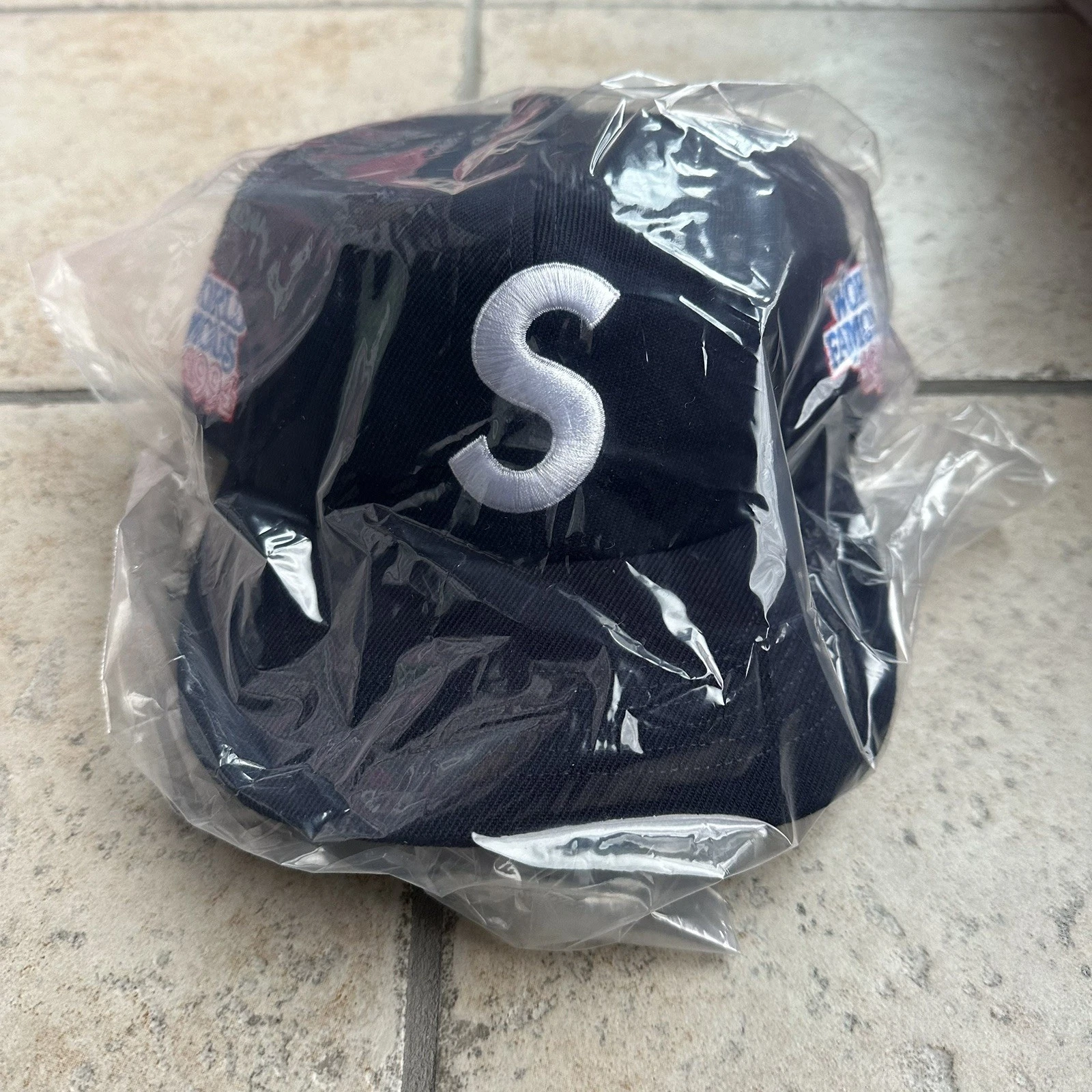Logo Supreme World Famous S 6 panneaux bleu marine SS25 neuf en main