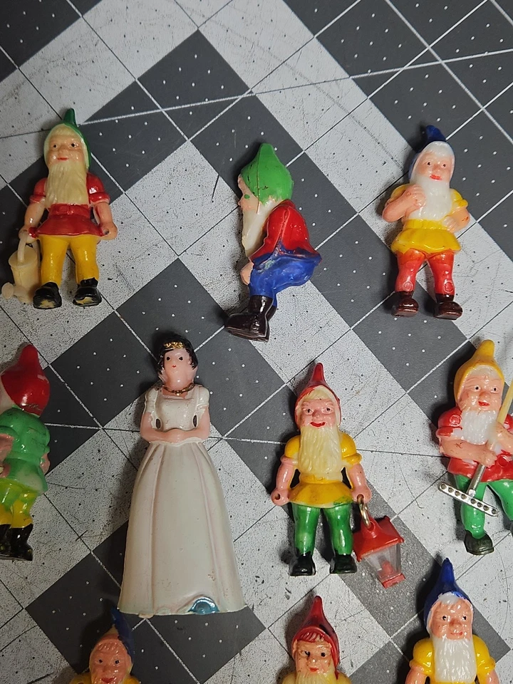 Juego de 12 figuras de plástico vintage de Blancanieves y los siete enanitos CAKE TOPPER GUC Foto 4 de 4
