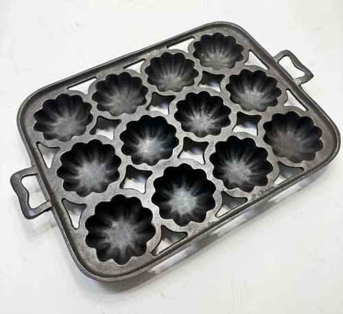 Antique Wagner Cast Iron Pop Over Muffin Pan 12 Turks Head Cups Rolls 1900s