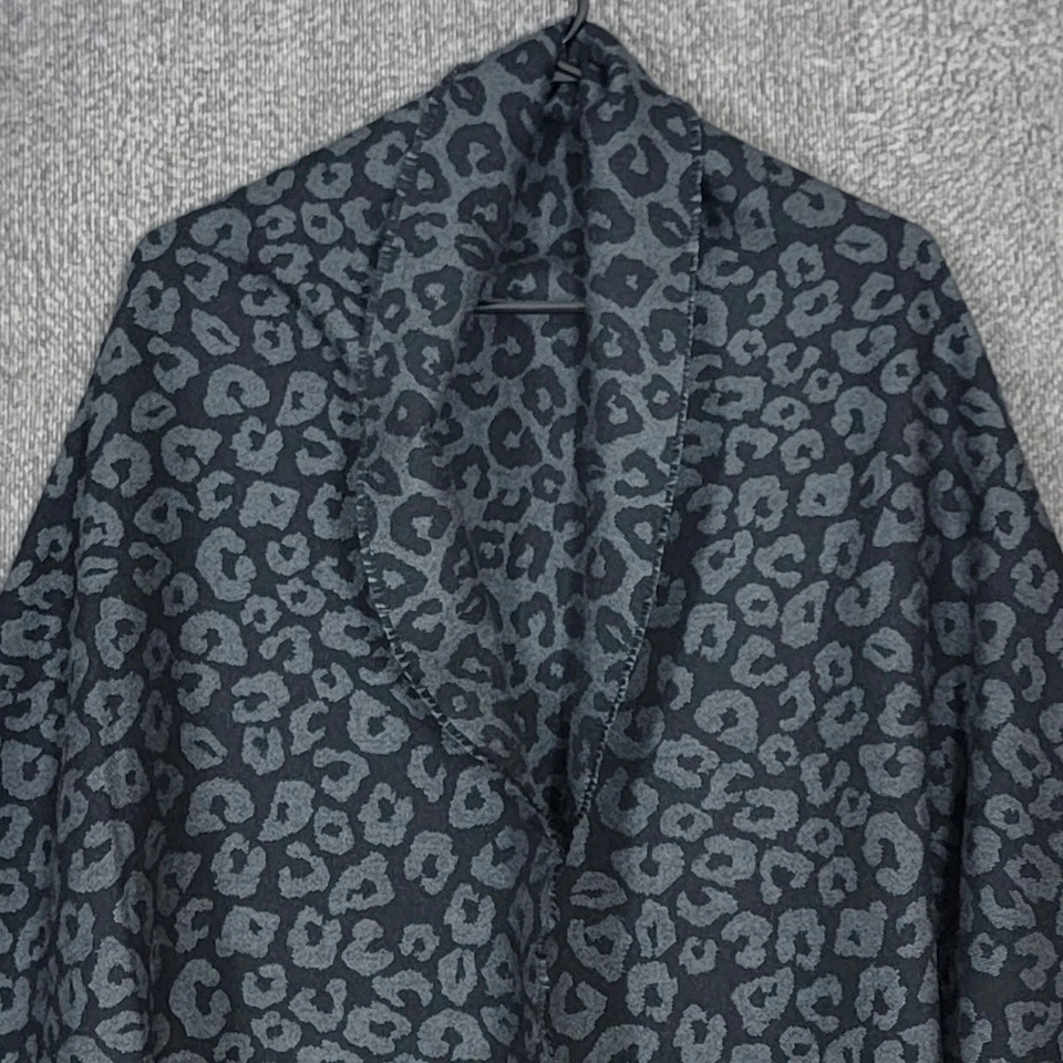 Bufanda envolvente Abercrombie & Fitch para mujer gris negro estampado de animales de leopardo con flecos Foto 2 de 4