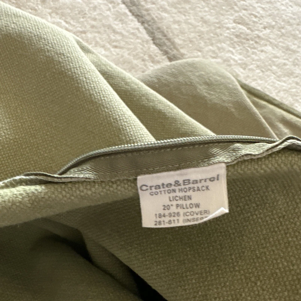 Capa de travesseiro verde oliva Crate & Barrel 20x20 - Imagem 4 de 4
