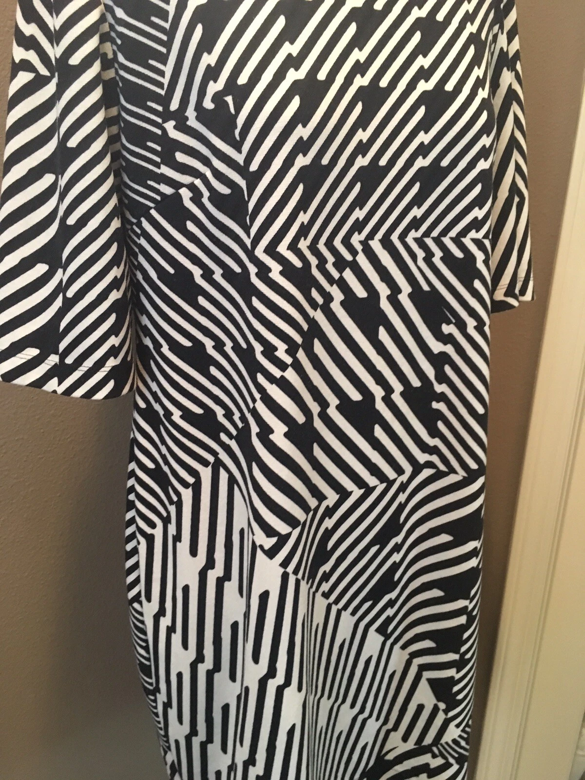 VETEMENTS Abito da ufficio Gabby Style 14 XL nero stampa con maniche a gomito e zip esposta sul retro