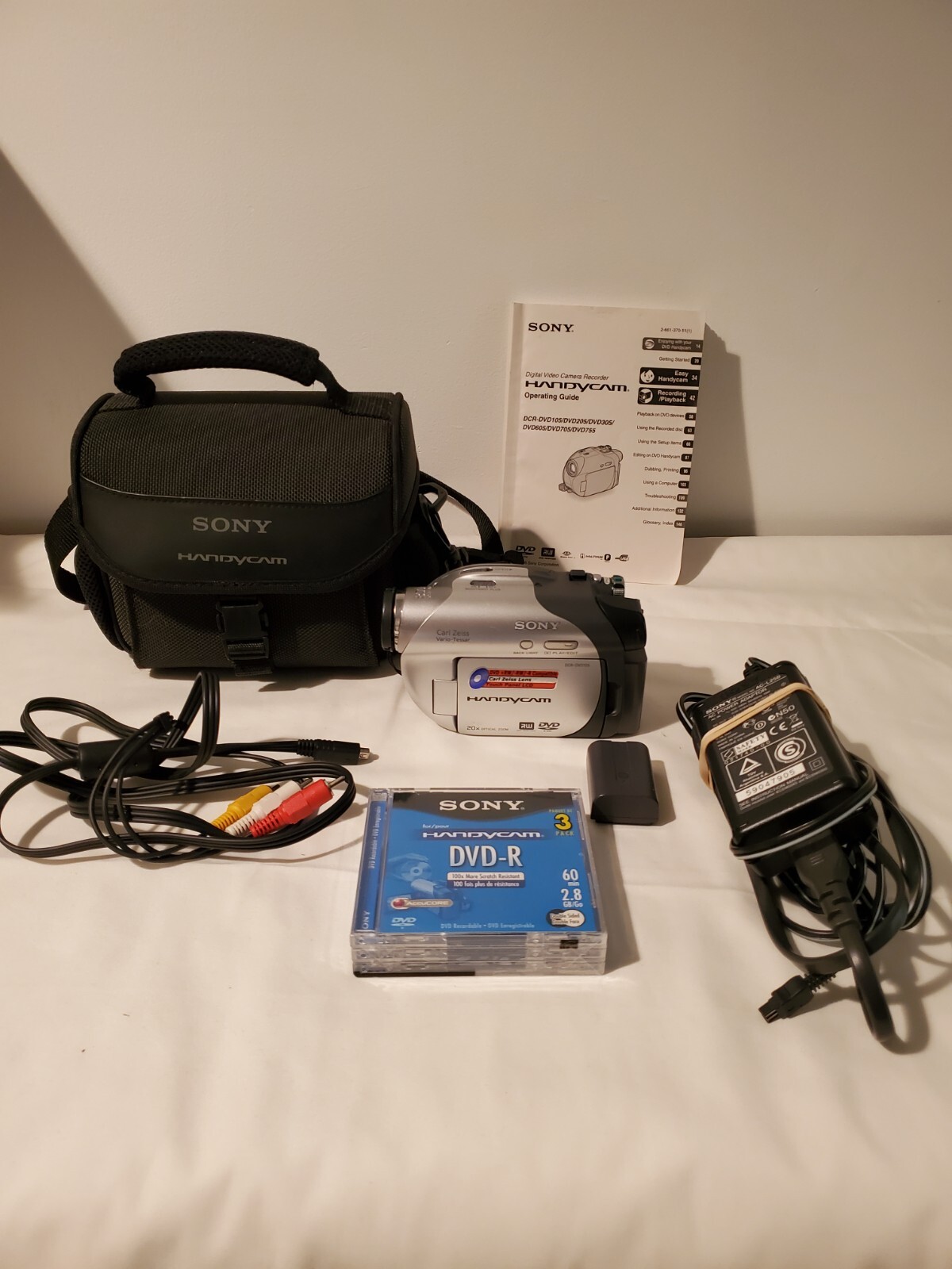 Sony DCRDVD105 Handycam Carl Zeiss Lens 20x Optical Zoom + Battery and